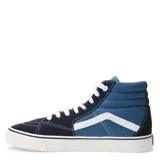 Championes tipo botita de estilo urbano, con diseño bicolor en tonos azul y azul marino. Presentan paneles laterales de lona, refuerzos de gamuza en la puntera y talón, y la característica franja lateral en color blanco. Cuentan con cierre de cordones y suela de goma blanca con detalle de línea negra.