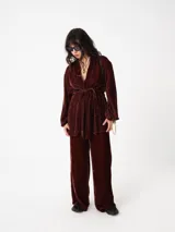 Kimono largo de terciopelo negro, con mangas largas y diseño abierto. Confeccionado en una mezcla de viscosa y poliamida, ofrece una caída fluida y elegante.