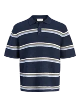 Sweater polo de punto a rayas horizontales en tonos azul marino, celeste, blanco y verde, de manga corta, con cuello camisero y cierre frontal de botones.