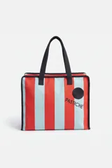 Cartera tote bag con diseño de rayas verticales en negro y blanco, asas de hombro y ribetes en color celeste. Cuenta con cierre superior y estampa con el nombre de la marca.