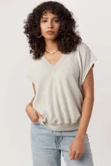 Chaleco gris con cuello en V y detalles acanalados, de corte holgado y hombros caídos.