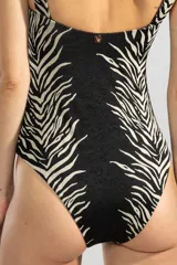 Enteriza con escote recto y breteles anchos, confeccionada en tejido jacquard con patrón animal print de cebra en color negro y beige.