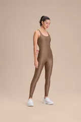 Jumpsuit largo de diseño ajustado con escote redondo y espalda descubierta, confeccionado en tejido satinado con textura acanalada. Presenta copas extraíbles y tecnología de compresión media que se adapta al cuerpo.