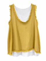 Musculosa superpuesta de doble capa, compuesta por una musculosa base blanca y una capa superior de tejido de red color mostaza con bordes deshilachados.