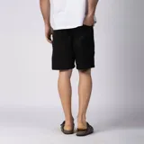 Bermuda de jean de corte regular, con diseño de cinco bolsillos y lavado desgastado.