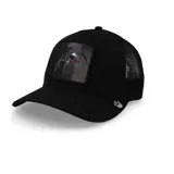 Gorra negra de camionero con parche bordado de una araña viuda negra con la palabra "Deadly" en el panel frontal.