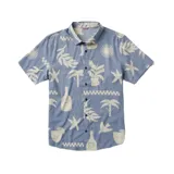 Camisa celeste con estampado de motivos playeros en blanco, de manga corta y corte recto.