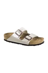 Sandalias Birkenstock Arizona, color plateado brillante, con dos correas ajustables con hebillas metálicas color cobre.