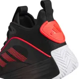 Championes de básquet Adidas modelo Own The Game 3.0, de corte medio. Presentan una capellada de malla negra con detalles en rojo vibrante, incluyendo las icónicas tres tiras laterales. Cuentan con suela de goma blanca con inserciones rojas y tecnología de amortiguación Lightmotion para mayor confort.