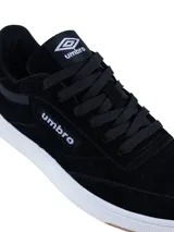 Championes urbanos Umbro modelo Rian II, color negro con suela blanca y base de goma color caramelo. Confeccionados en gamuza, presentan el logo de la marca en el lateral y en la lengüeta.