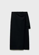 Falda midi tipo pareo color negro, con diseño recto, tiro medio y detalle de nudo ajustable en la cintura.