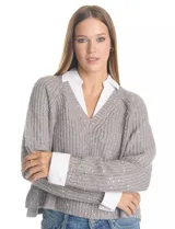Buzo de tejido de punto acanalado color gris, con escote en V y lentejuelas incrustadas. Presenta un efecto combinado con cuello y puños de camisa blanca asomando por debajo.