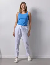 Pantalón de algodón marca Dash, color azul denim. Tiene pretina elastizada con lazo de ajuste, bolsillos delanteros y bolsillos traseros simulados.