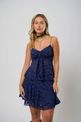 Minifalda azul marino de encaje con volados y cintura alta.