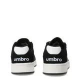 Championes urbanos Umbro modelo Block, color negro con detalles en blanco. Presentan el logo de la marca en el lateral y suela de goma blanca.