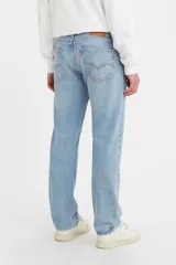 Jean de corte recto y tiro medio, confeccionado en denim de algodón en un tono azul claro lavado. Presenta diseño clásico de cinco bolsillos, cierre de botón y bragueta con cremallera.