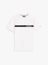 Remera de algodón blanco con cuello redondo y manga corta. Presenta una banda horizontal negra en el pecho con el nombre de la marca estampado en tipografía cursiva blanca.