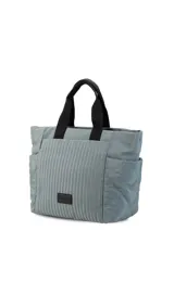 Cartera tipo tote de nylon color malva, con diseño capitoneado de líneas verticales en el frente y rombos en los laterales. Cuenta con doble asa de mano en color negro, bolsillos laterales y un parche decorativo con logo en la parte frontal.