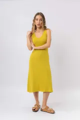 Vestido midi color crudo, de tejido acanalado, con escote en V y corte al cuerpo.
