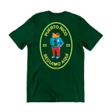 Remera de algodón color verde oscuro con estampa gráfica en la espalda que presenta un personaje tipo rana con vestimenta urbana y el texto Puerto Rico Seguimo Aquí.
