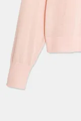 Jersey de punto fino negro con escote en V profundo y manga larga con puños ajustados.